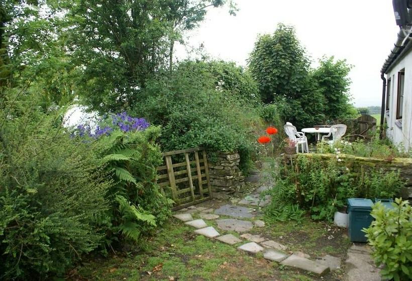 Inviting 2 Bed Cottage In Newcastle Emlyn
