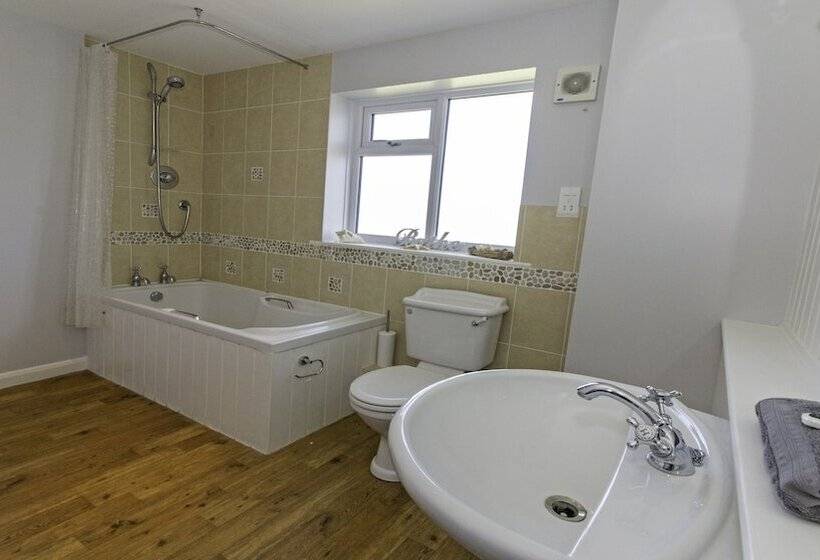 Ladywell Croyde 6 Bedrooms, Sleeps 12, Hot Tub