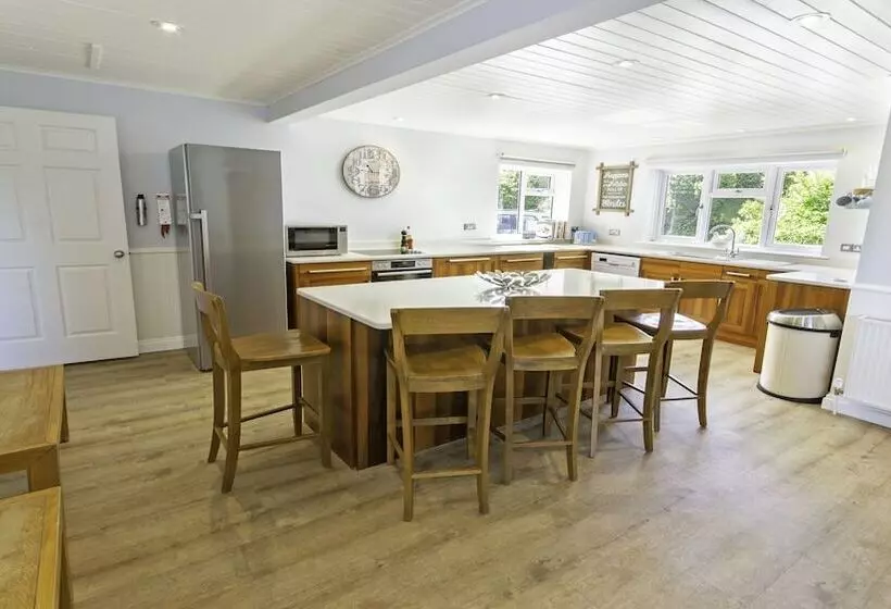 Ladywell Croyde 6 Bedrooms, Sleeps 12, Hot Tub