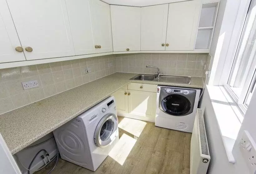 Ladywell Croyde 6 Bedrooms, Sleeps 12, Hot Tub