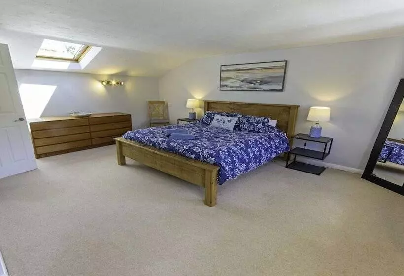 Ladywell Croyde 6 Bedrooms, Sleeps 12, Hot Tub