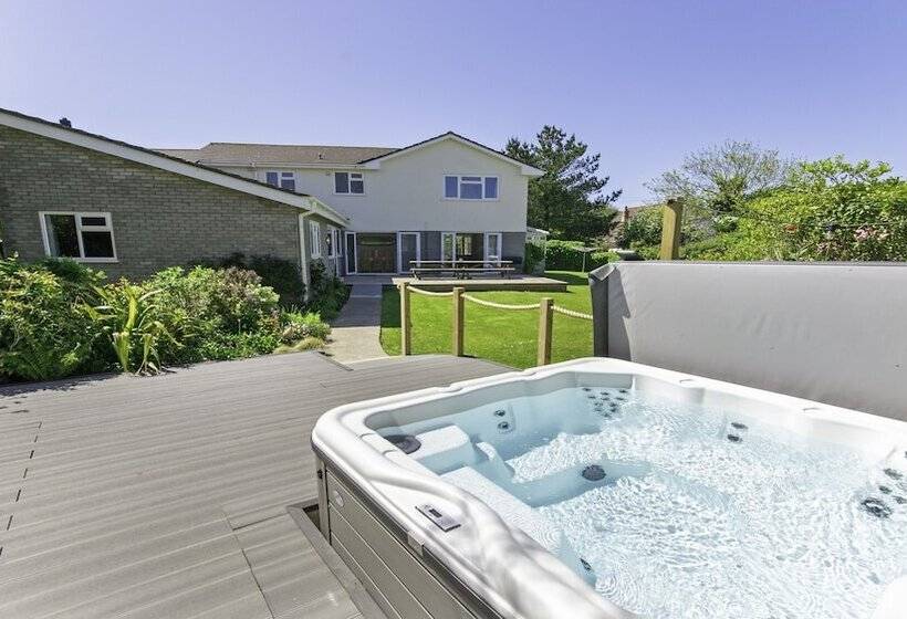 Ladywell Croyde 6 Bedrooms, Sleeps 12, Hot Tub