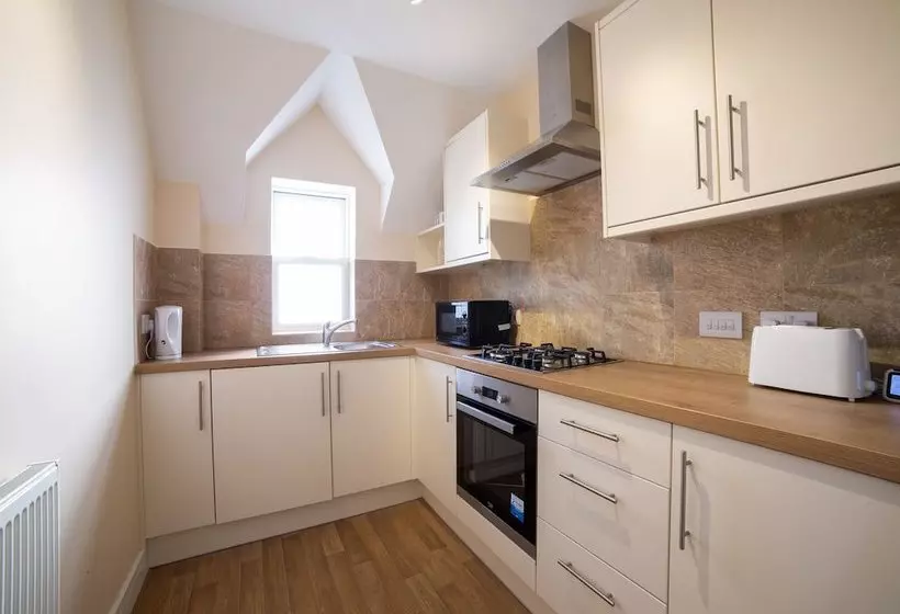 Majatalo Aldershot Saz Living