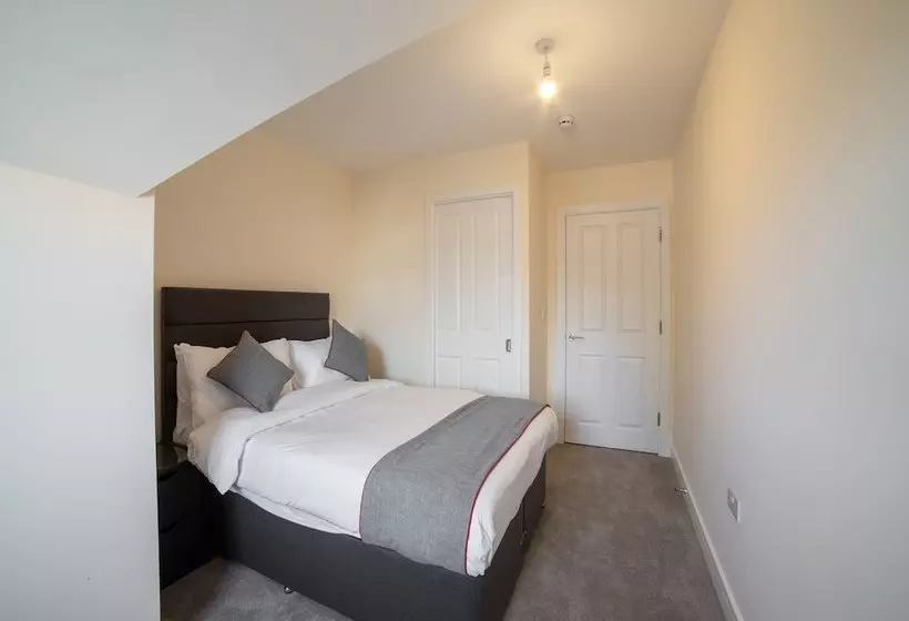 Majatalo Aldershot Saz Living