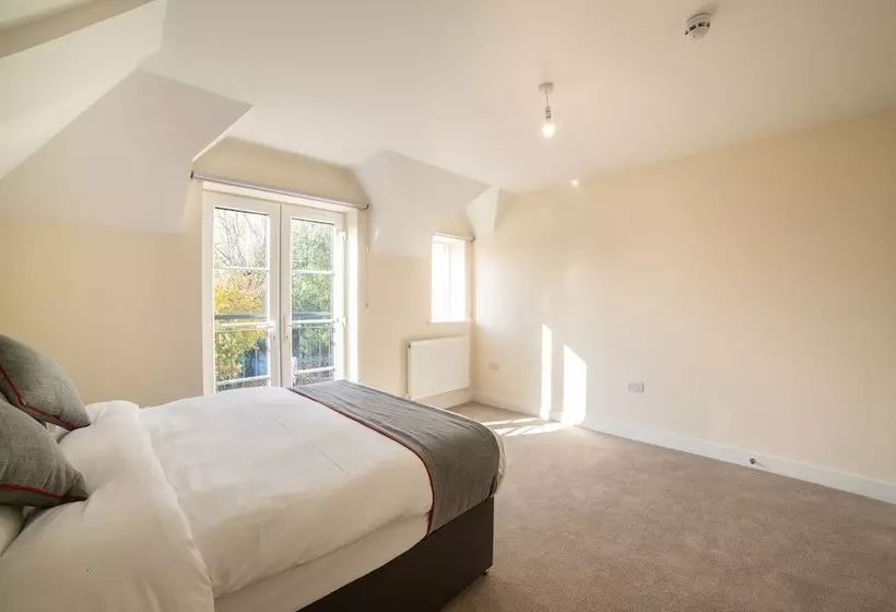 Majatalo Aldershot Saz Living