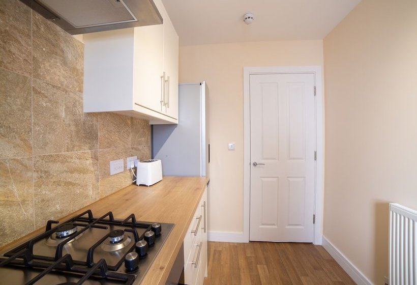 Пансион Aldershot Saz Living