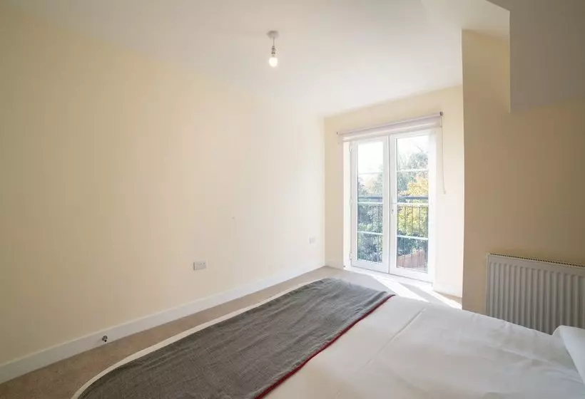 Majatalo Aldershot Saz Living