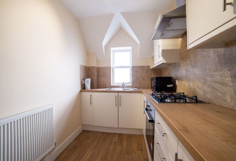 Пансион Aldershot Saz Living