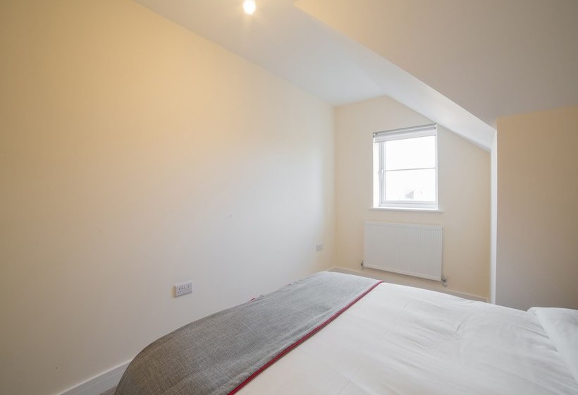 Пансион Aldershot Saz Living