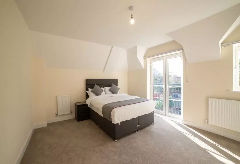 Majatalo Aldershot Saz Living