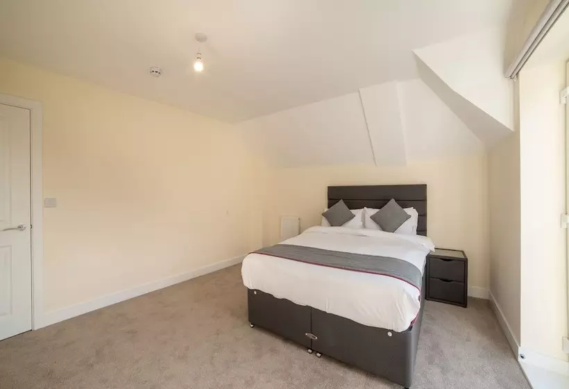 Majatalo Aldershot Saz Living