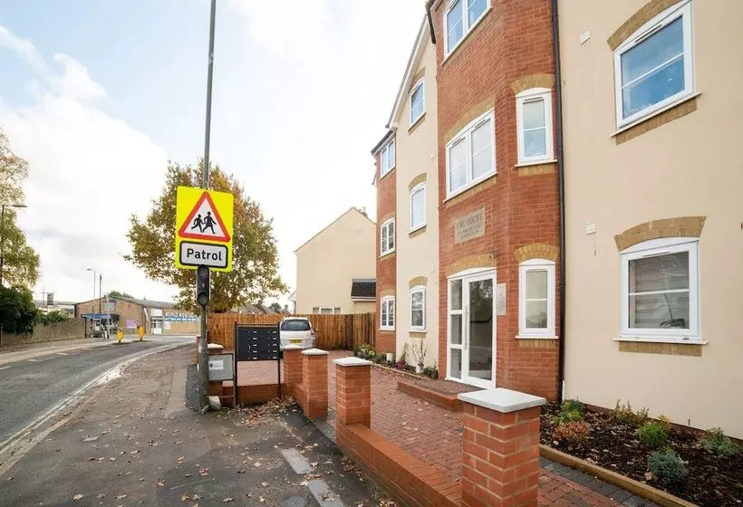 Majatalo Aldershot Saz Living