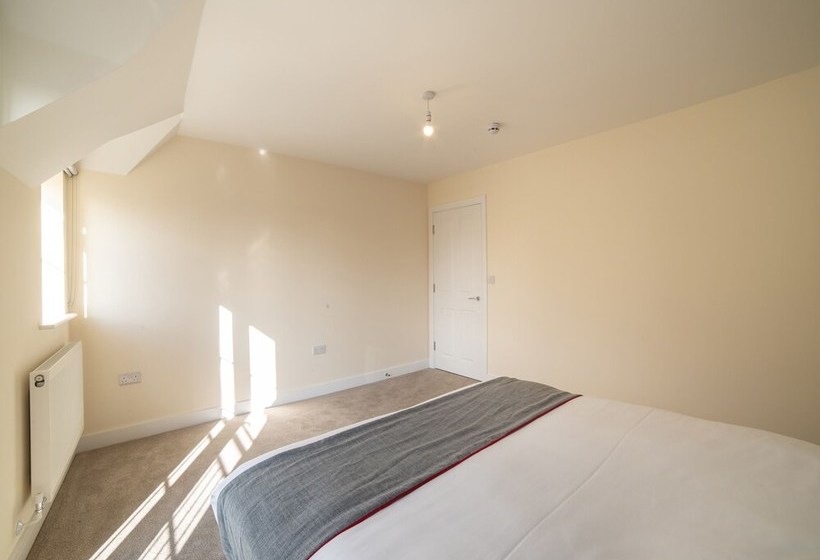 Пансион Aldershot Saz Living