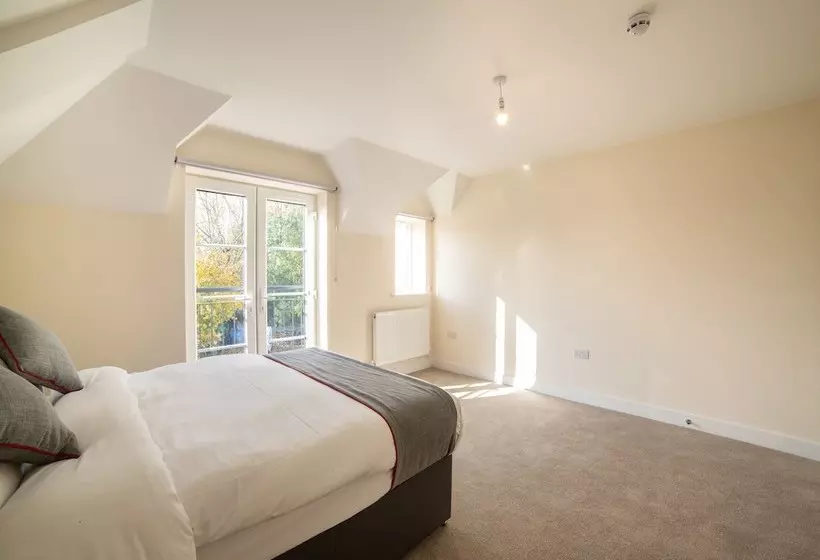 Majatalo Aldershot Saz Living