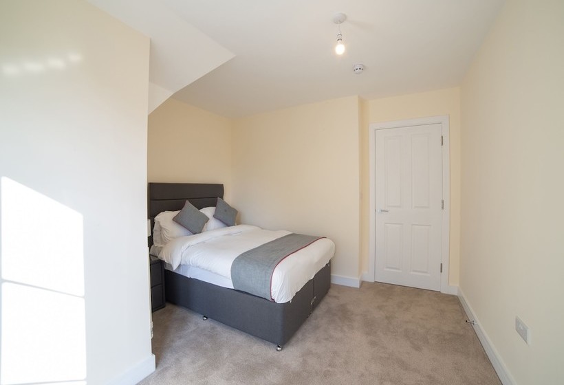 Пансион Aldershot Saz Living