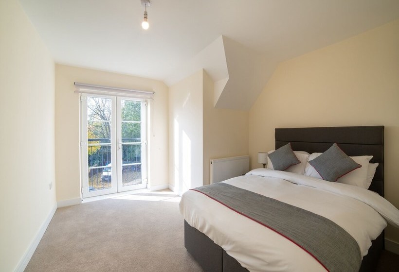 Пансион Aldershot Saz Living