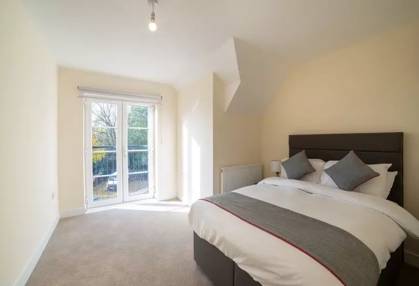 Majatalo Aldershot Saz Living