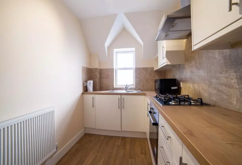 Majatalo Aldershot Saz Living