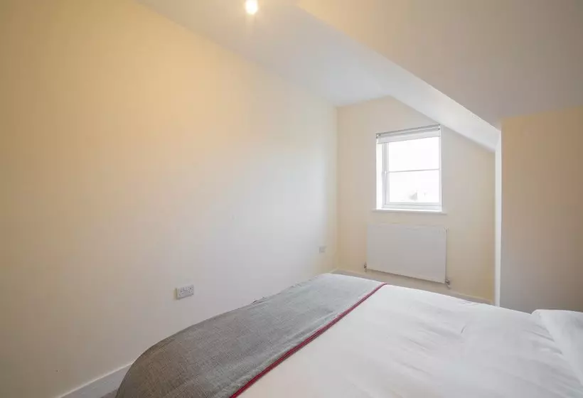 Majatalo Aldershot Saz Living