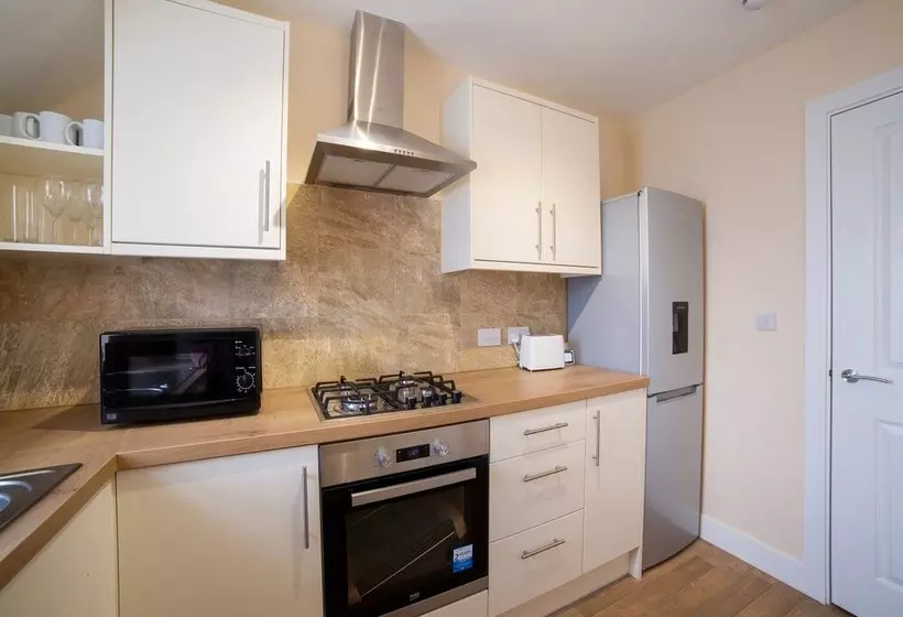 Majatalo Aldershot Saz Living