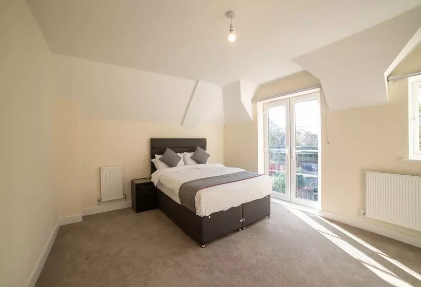 Majatalo Aldershot Saz Living