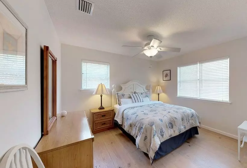 Seaturtle Cottage By Hodnett Cooper