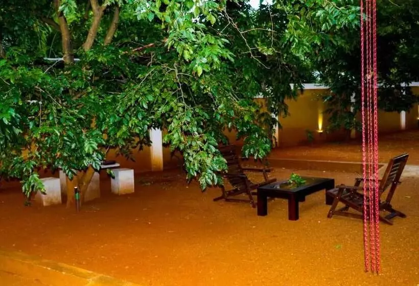 هتل The Calm Cabana