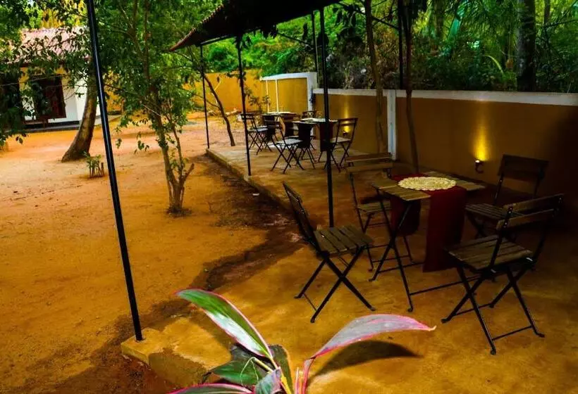 هتل The Calm Cabana