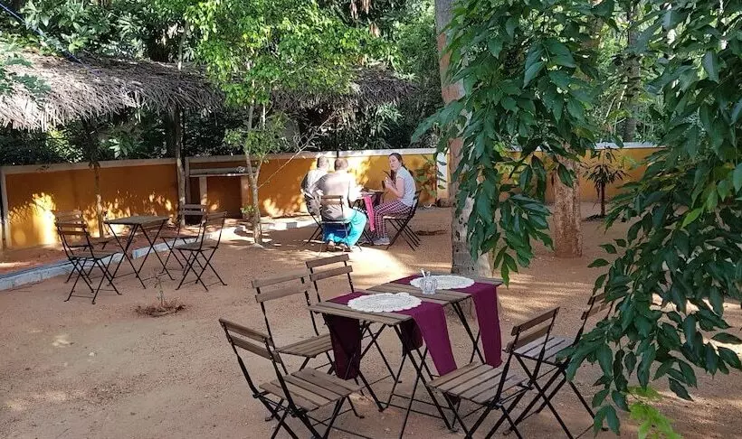 هتل The Calm Cabana