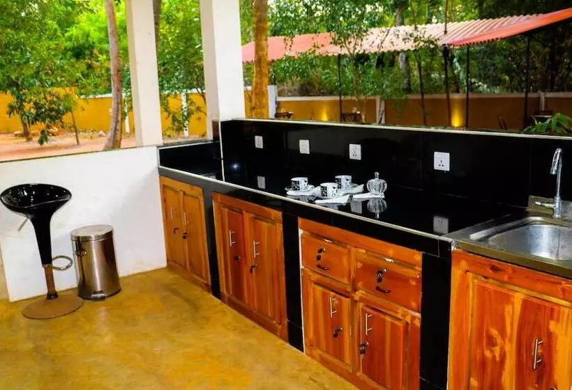 هتل The Calm Cabana