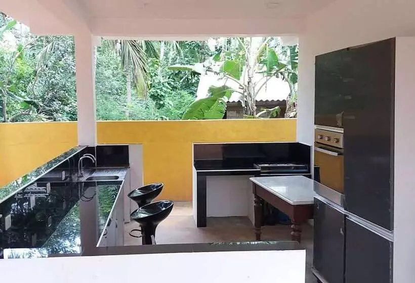 هتل The Calm Cabana