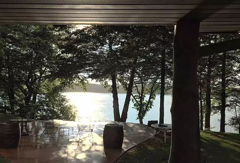 Lakefront Hideaway