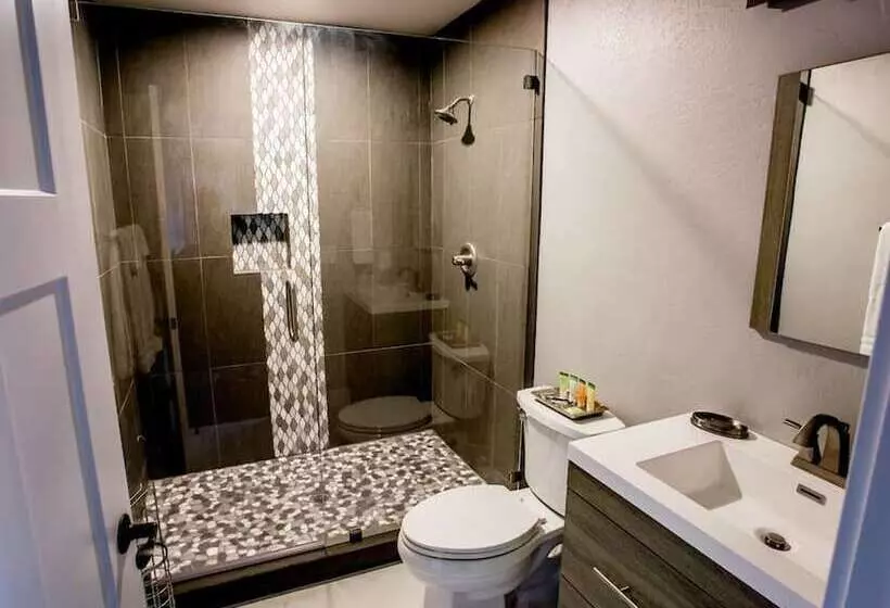 Raven Suite At Rellik House. Winery & Alpaca Farm