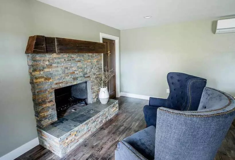 Raven Suite At Rellik House. Winery & Alpaca Farm