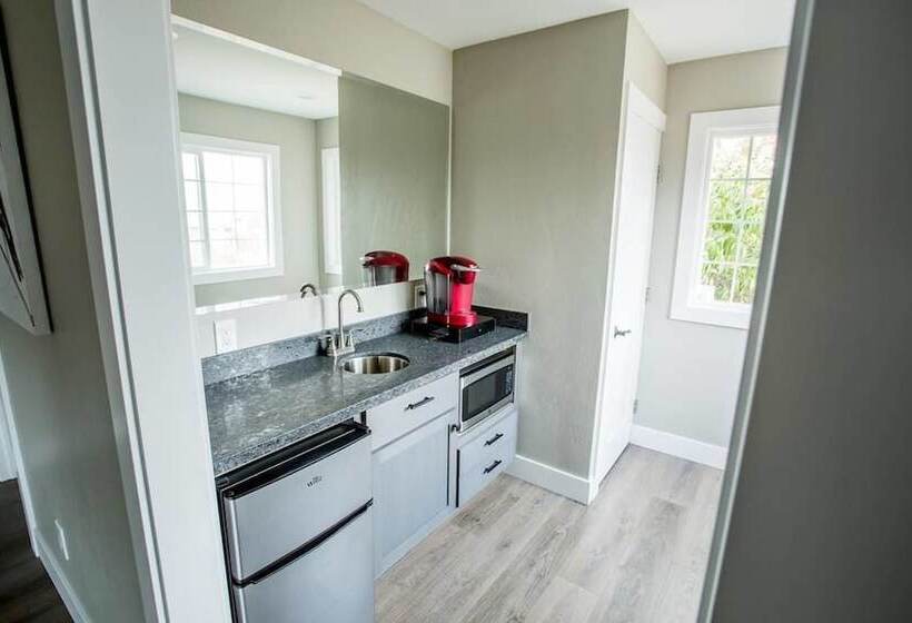 Raven Suite At Rellik House. Winery & Alpaca Farm