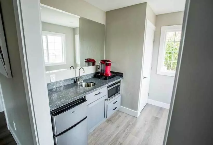 Raven Suite At Rellik House. Winery & Alpaca Farm