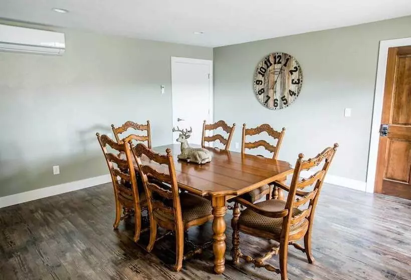 Raven Suite At Rellik House. Winery & Alpaca Farm