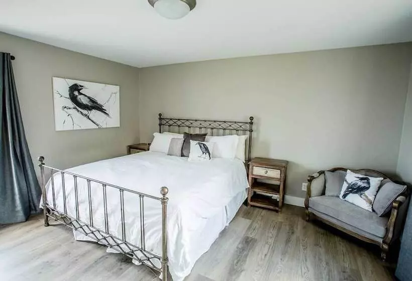 Raven Suite At Rellik House. Winery & Alpaca Farm