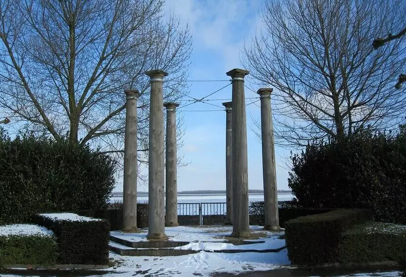 Отель Hampshire Newport Huizen