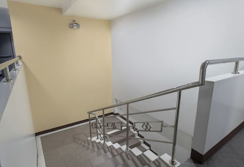 בית מלון כפרי Oyo 549 Sajj Bldg