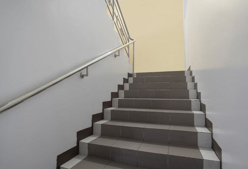 בית מלון כפרי Oyo 549 Sajj Bldg