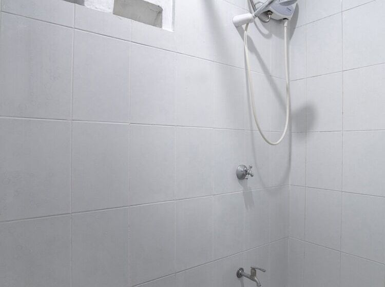 בית מלון כפרי Oyo 549 Sajj Bldg