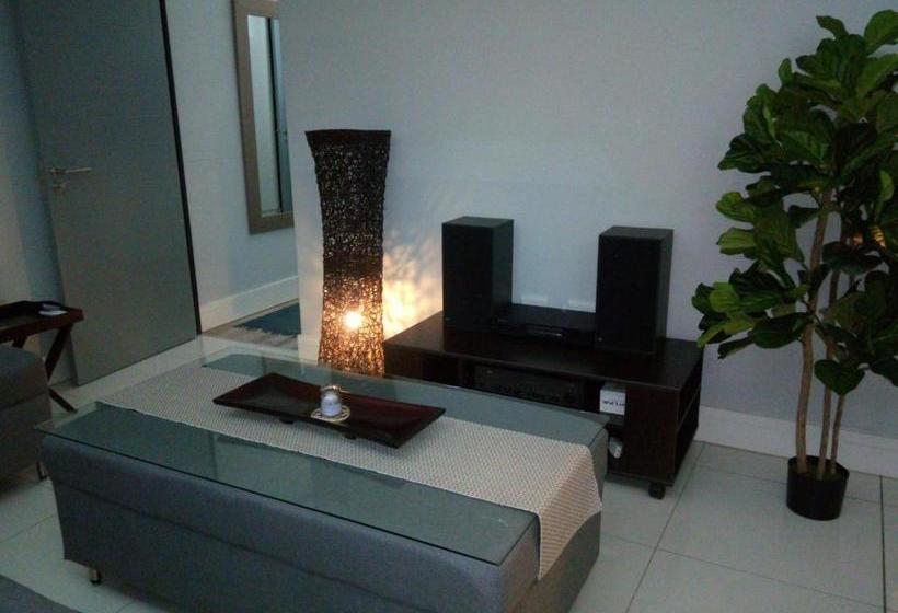 هتل کپسول 77 On Independence