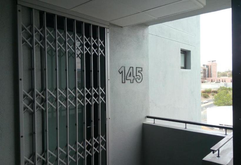 هتل کپسول 77 On Independence