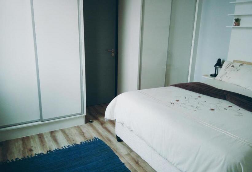 هتل کپسول 77 On Independence