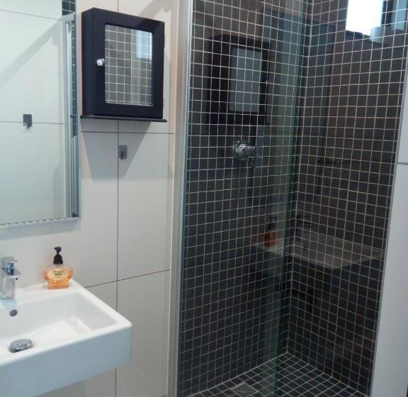 هتل کپسول 77 On Independence