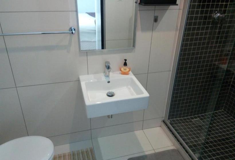 هتل کپسول 77 On Independence