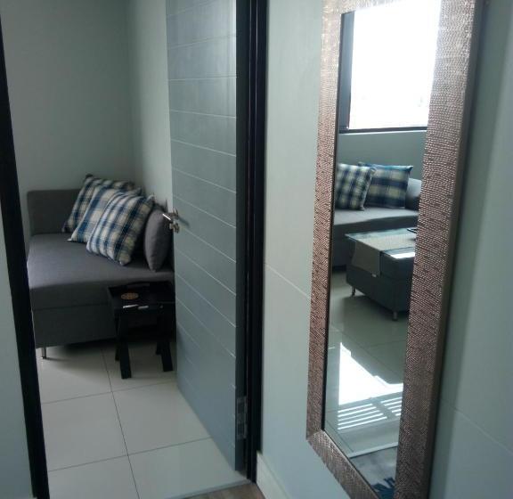 هتل کپسول 77 On Independence