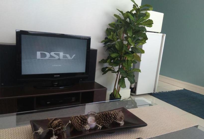 هتل کپسول 77 On Independence