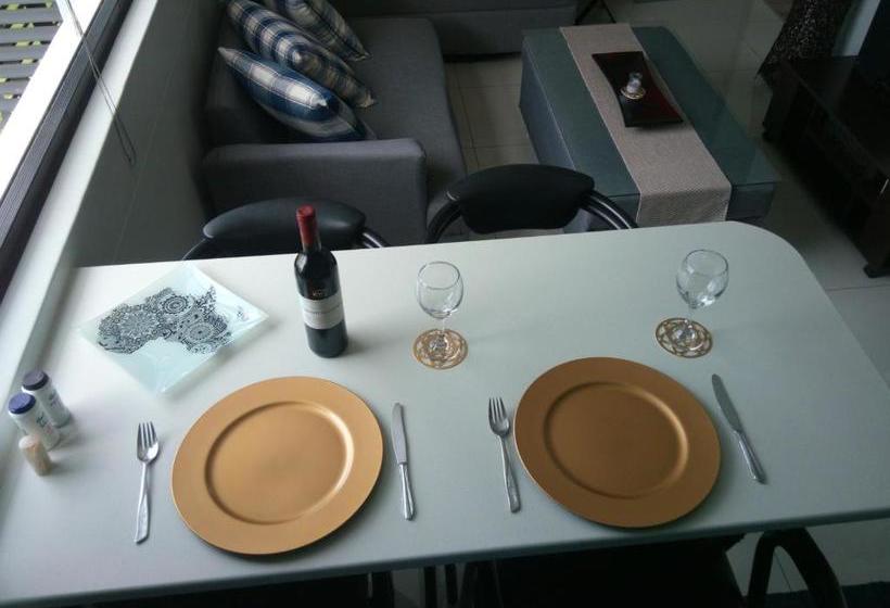 هتل کپسول 77 On Independence